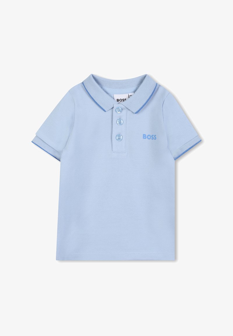 Polo bleu clair à manches courtes avec trois boutons, petit col, bordure bleue et logo "BOSS" sur la poitrine gauche.