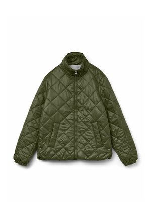 Blouson aviateur matelassé vert olive avec un col haut, fermeture éclair et deux poches latérales ; il présente des poignets élastiques et une texture lisse.