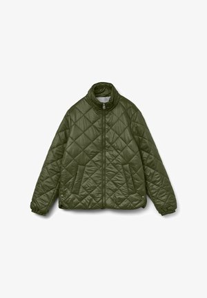 Olivgrön kviltad bomberjacka med hög krage, dragkedjestängning och två sidofickor; har elastiska manschetter och en jämn textur.