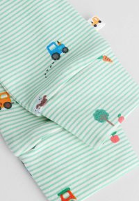 Groene en witte gestreepte babykleding met speelse prints van tractors, wortelen, bomen, appels en dieren op zachte stof.