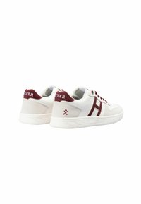 Białe sneakersy z bordowymi akcentami, wykonane z zamszu i gładkiej skóry, z charakterystycznym logo 'H' oraz teksturowaną gumową podeszwą.