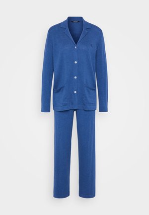 Blå stickad pyjamasset som innehåller en långärmad knäppblus med krage, två framfickor och matchande byxor med resårmidja.