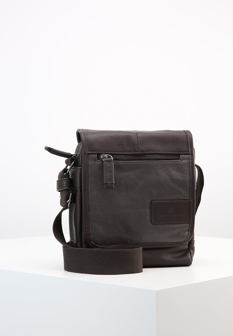 TOM TAILOR BRYAN Skulderveske brown Zalando.no TOM TAILOR BRYAN Skulderveske black Zalando.no