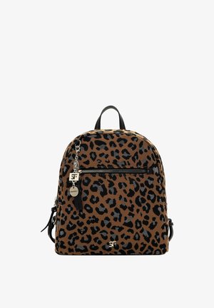Leopardenmuster-Rucksack mit Reißverschluss, schwarzen Akzenten und einem Charm. Hergestellt aus Stoff mit einer strukturierten Oberfläche und in runder Form.
