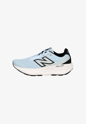 Zapatilla deportiva azul claro con parte superior de malla, acentos negros, entresuela blanca y suela de goma firme. Presenta detalles de marca y diseño con cordones.