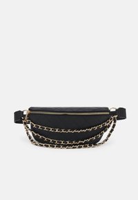 Bolso de cintura negro acolchado con cremallera dorada y dos tirantes decorativos de cadena dorada sobre un fondo blanco liso.