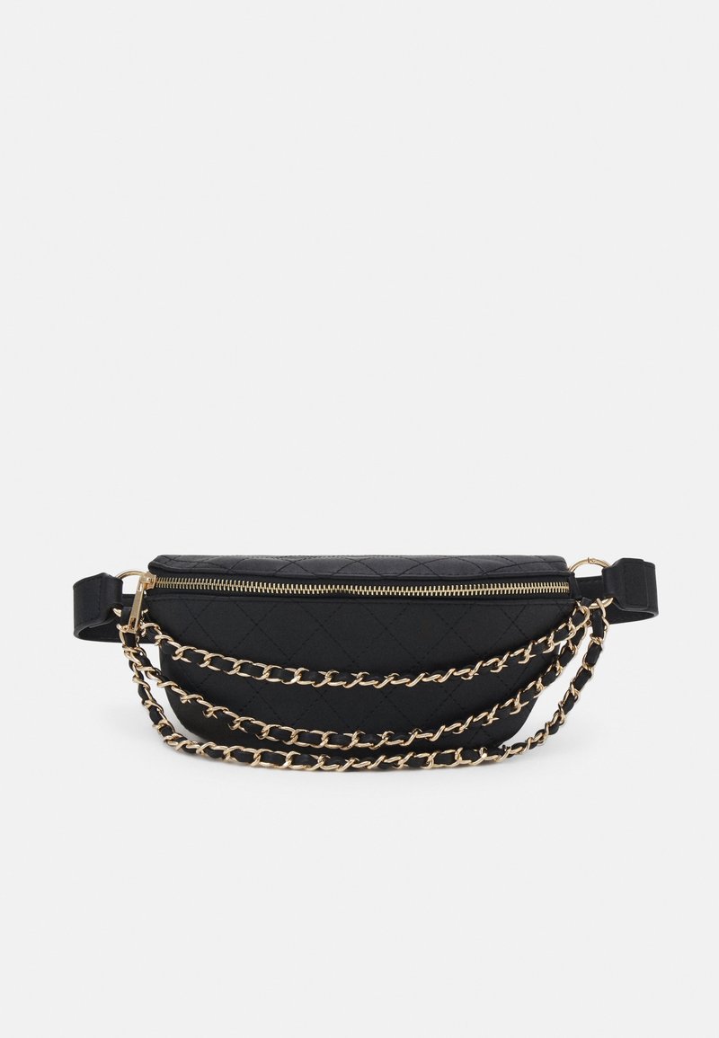 Bolso de cintura negro acolchado con cremallera dorada y dos tirantes decorativos de cadena dorada sobre un fondo blanco liso.