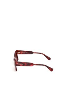 Ochelari de soare MAX&Co. cu un model de țestoasă roșie profundă, rame pătrate, textură netedă și ulcioare curbate care evidențiază detalii ale logo-ului brandului.