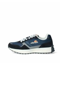 Sneaker sportivo blu navy e nero con lacci bianchi, materiali in suede e mesh, accenti argentati e suola in gomma con grip per la trazione.