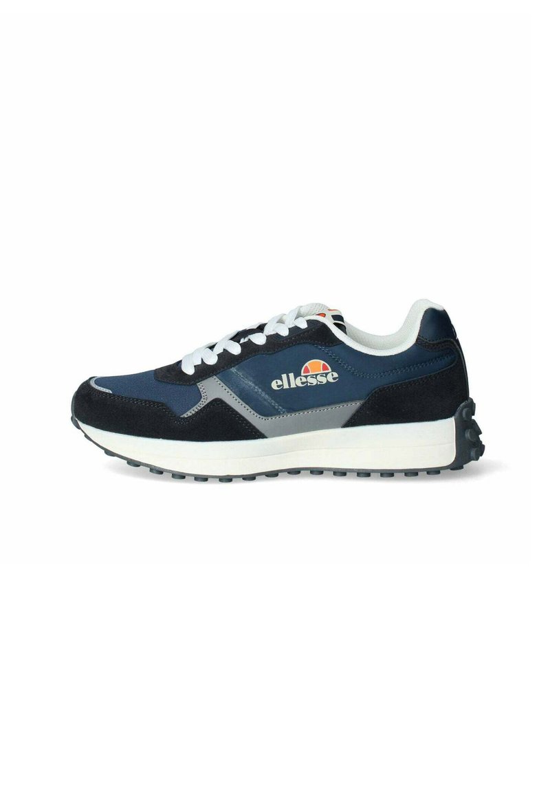Sneaker sportivo blu navy e nero con lacci bianchi, materiali in suede e mesh, accenti argentati e suola in gomma con grip per la trazione.