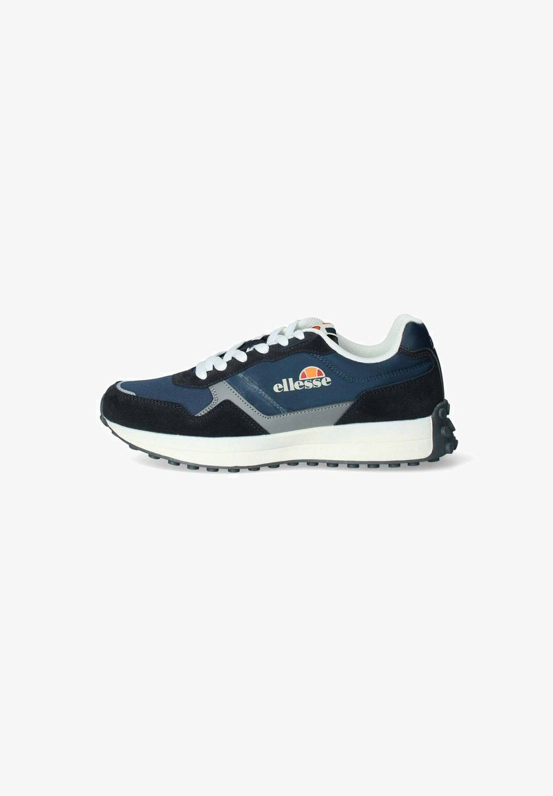 Sneaker sportivo blu navy e nero con lacci bianchi, materiali in suede e mesh, accenti argentati e suola in gomma con grip per la trazione.