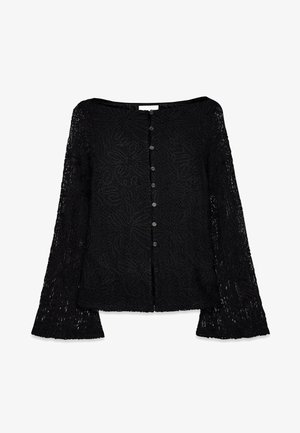 Schwarze Spitzenbluse mit langen, ausladenden Ärmeln, runder Ausschnitt und Knopfverschluss. Verfügt über ein filigranes Blumenmuster auf dem gesamten Stoff.