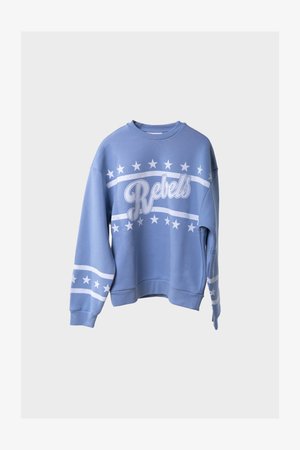 Világoskék kapucnis pulóver, amelyen a "Rebels" felirat és fehér csillagok láthatók a mellkas és az ujjak mentén, egy sima háttér előtt.