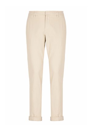 Chino beige in cotone, caratterizzati da una vestibilità slim, frontale piatto, orli arrotolati e passanti per la cintura. Texture liscia senza motivi visibili.