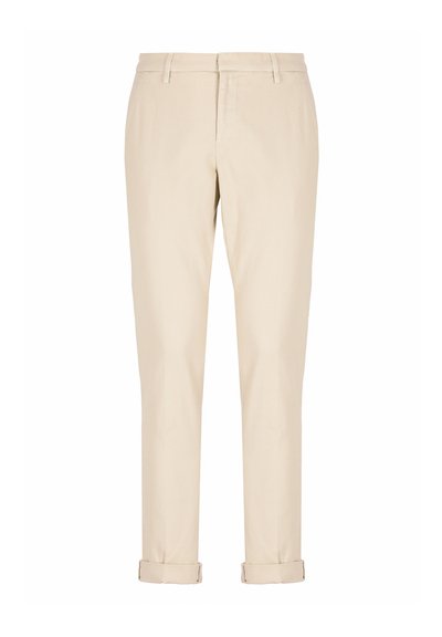 Chino beige in cotone, caratterizzati da una vestibilità slim, frontale piatto, orli arrotolati e passanti per la cintura. Texture liscia senza motivi visibili.