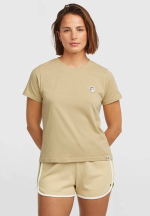 Beige korte mouw t-shirt van katoen, met een ronde hals en een klein rond logo op de linkerborst. Gecombineerd met beige textuurs korte broek.