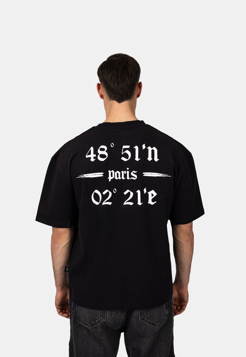 Černé bavlněné tričko s krátkým rukávem, na zadní straně s bílým potiskem: "48° 51’n paříž 02° 21’e". Standardní střih, volný design.