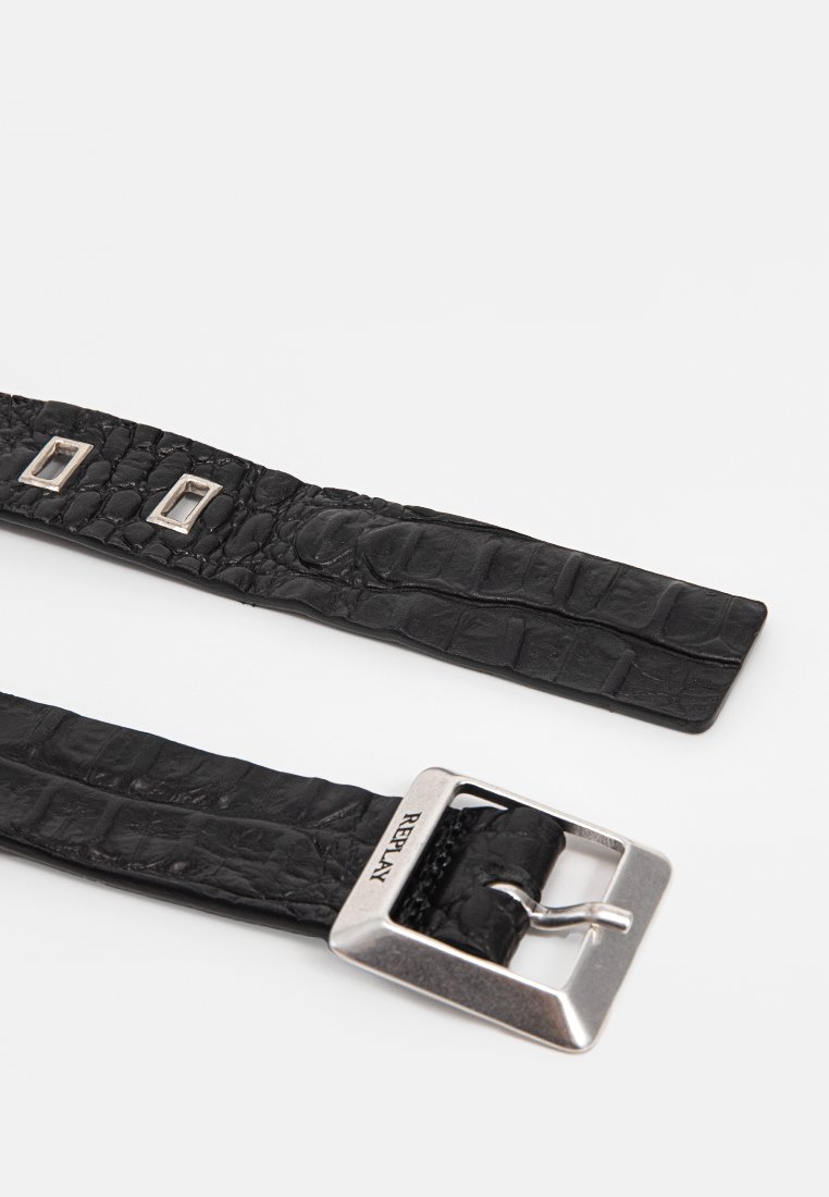 Schwarzer Ledergürtel mit Krokodilprägung, ausgestattet mit einer silbernen Metallschnalle und zwei rechteckigen Löchern zur Anpassung.