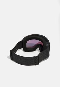 Skibril met een zwart frame, zachte padding en een verstelbare, gestructureerde band. De lenzen zijn paars getint en hebben een slank, gebogen ontwerp.