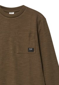 Bruine lange mouwen shirt gemaakt van een gestructureerde stof, met een borstzak en een klein zwart logo-label op de zak.