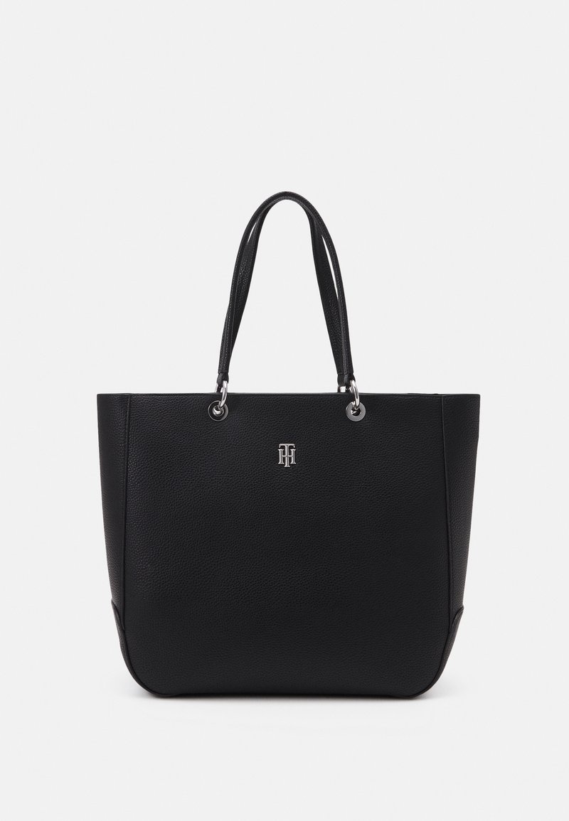Sac cabas en cuir noir avec doubles poignées et un petit logo monogramme argenté centré sur le devant.