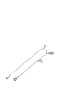 Bracciale in argento con tre charm: una goccia con pietre, una goccia liscia e un accento a forma di farfalla. Lunghezza regolabile.