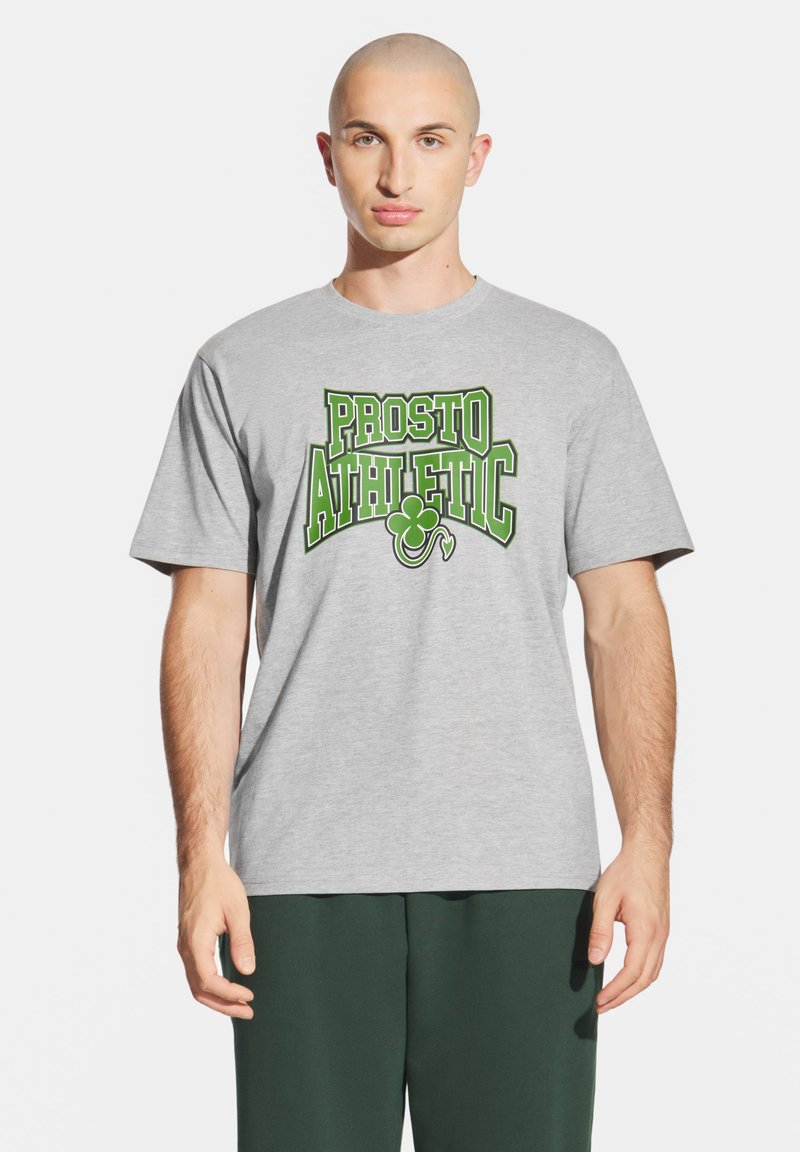 Szara bawełniana koszulka z zielonym nadrukiem tekstowym "PROSTO ATHLETIC" i wzorem koniczyny. Luźny krój i krótkie rękawy.