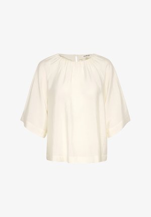 Crème-kleurige blouse met brede korte mouwen, geplooide ronde halslijn en een kleine knoopsluiting aan de achterkant.