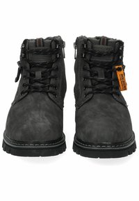 Botas de tobillo de cuero negro con un acabado texturizado, cordones de metal y una suela robusta. Presenta una etiqueta de logo adjunta.
