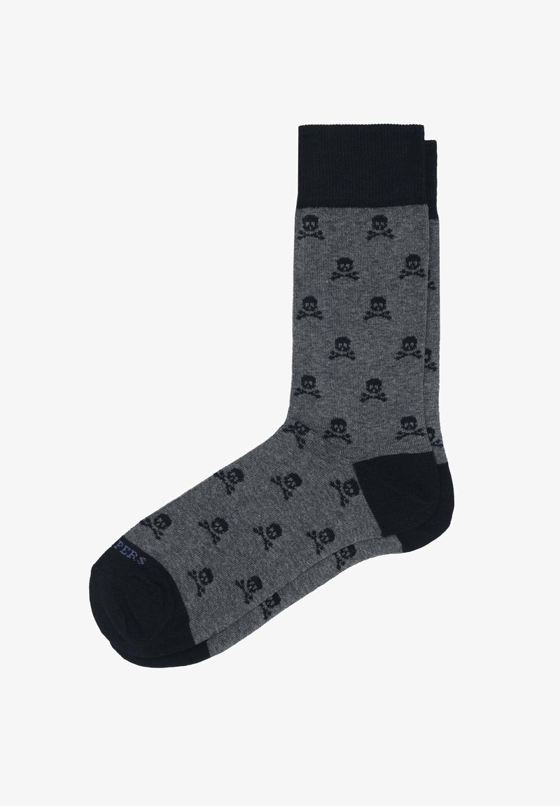 Calcetines grises con un patrón de pequeños calaveras y huesos cruzados en negro. Acabado de puño y punta en negro acanalado. Material de punto suave.