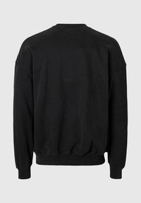 Czarna bluza crewneck z długimi rękawami, ściągaczami na mankietach i u dołu, pokazana od tyłu na jasnoszarym tle.
