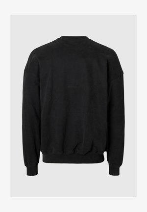 Czarna bluza crewneck z długimi rękawami, ściągaczami na mankietach i u dołu, pokazana od tyłu na jasnoszarym tle.