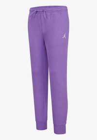 Pantaloni della tuta viola realizzati in materiale morbido, con vita elastica e lacci, e un piccolo logo bianco sulla coscia sinistra.