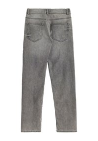 Jean en denim gris avec une coupe droite. Les caractéristiques incluent cinq poches, des passants de ceinture et un ourlet soigné. Tissu texturé avec un léger délavage.