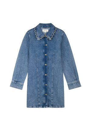 Lange blauwe spijkerjas met een geplooide kraagafwerking en een knoopsluiting aan de voorkant, voorzien van lange mouwen en naaddetails.