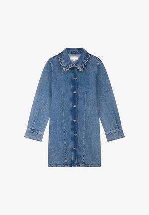 Lange blauwe spijkerjas met een geplooide kraagafwerking en een knoopsluiting aan de voorkant, voorzien van lange mouwen en naaddetails.