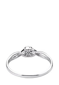 Sudraba gredzens ar centrālo apaļu akmeni, gludu joslu un ziedoša raksta detaļām zem akmens, veidojot sarežģītu dizainu.