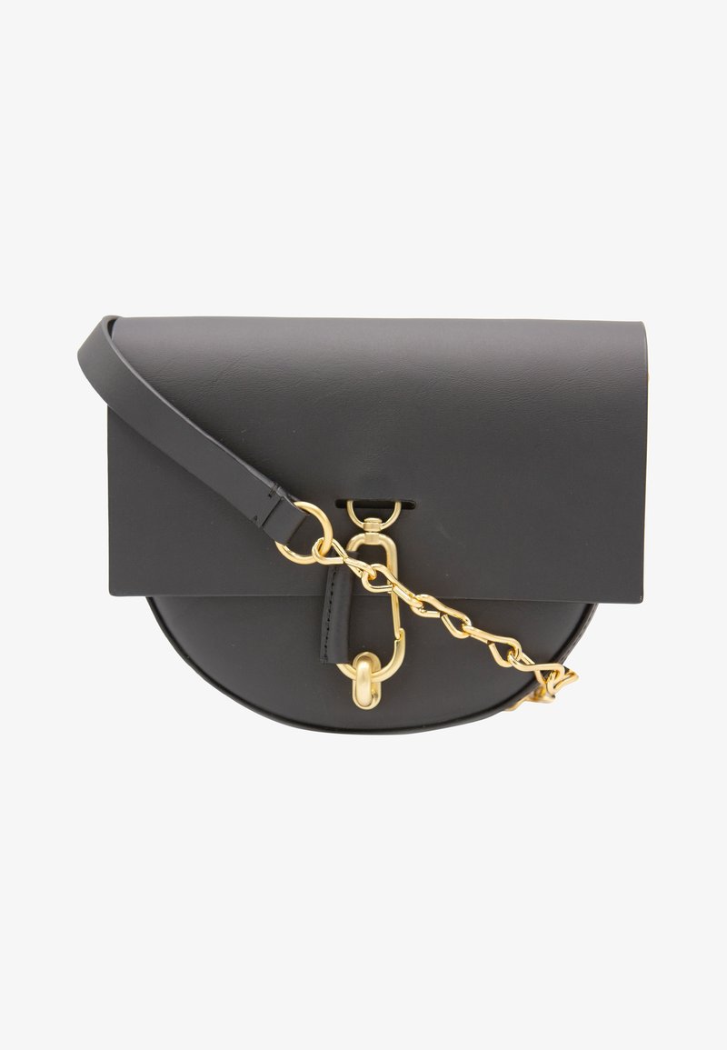 Borsa a mezzaluna nera in pelle con pattina, tracolla in pelle e chiusura decorativa in catena dorata su sfondo bianco.