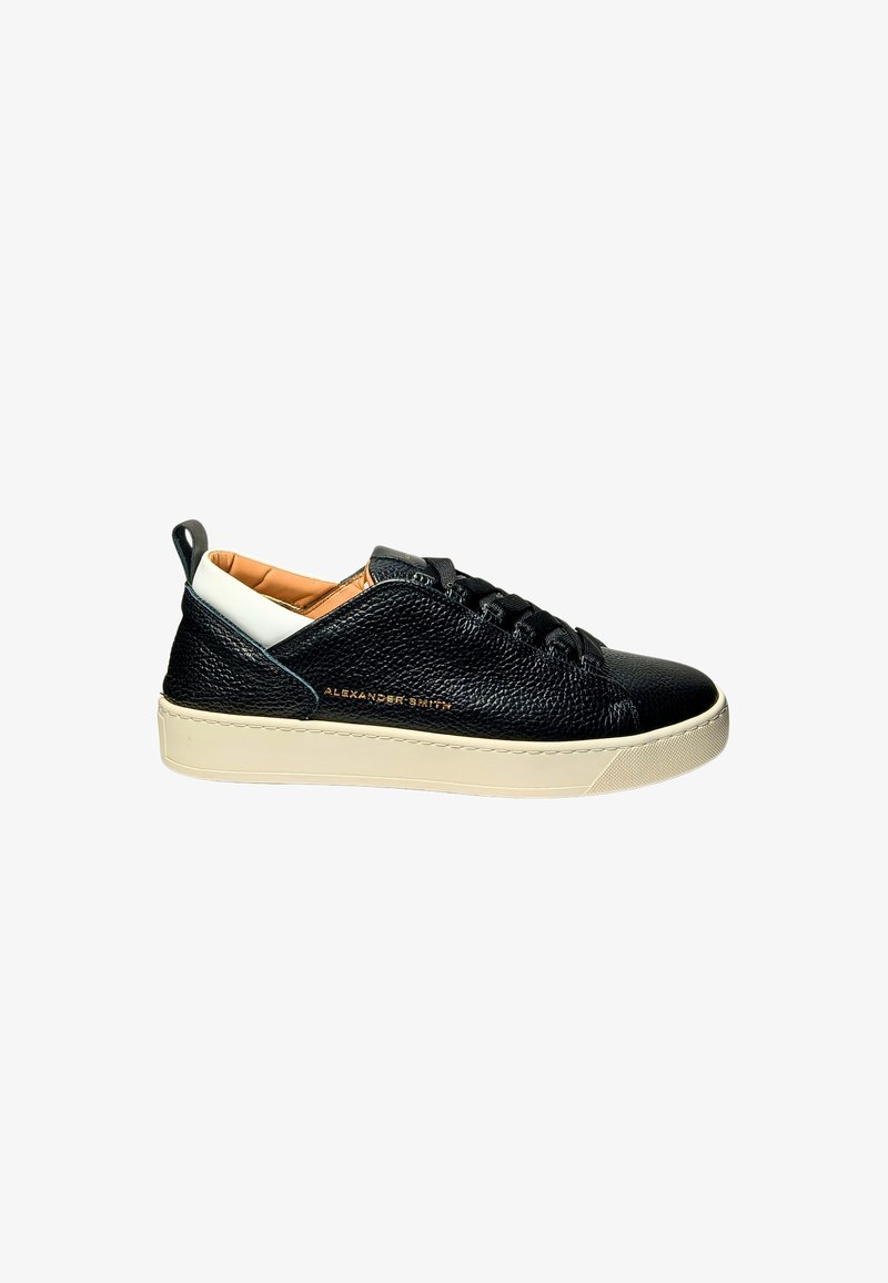 Schwarze Leder-Sneaker mit strukturiertem Finish, weißen Ledereinsätzen und einer beigen Gummisohle. Mit Schnürsenkeln und goldener Markenkennzeichnung an der Seite.