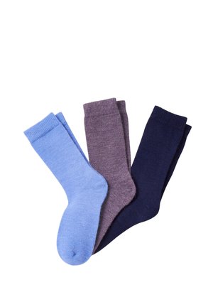 Drie paar effen, halflange sokken in lichtblauw, grijs en donker marineblauw, overlappend gerangschikt op een witte achtergrond.