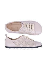 Chaussures de ville décontractées en cuir beige clair avec des motifs géométriques perforés, des lacets crème et des semelles en caoutchouc noires, montrées de dessus et de côté.