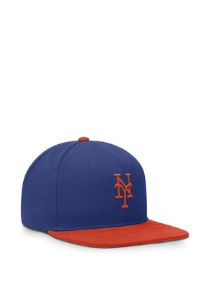 Cappellino da baseball blu con visiera piatta rossa e lettere rosse ricamate "NY" sul pannello frontale.