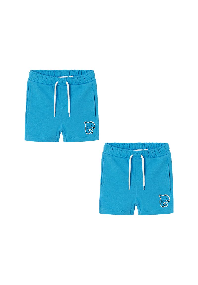 Blaue Baumwollshorts mit einem elastischen Bund und weißem Kordelzug, mit seitlichen Taschen und einem Haifisch-Logo auf dem linken Oberschenkel.