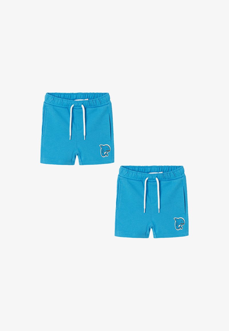 Blaue Baumwollshorts mit einem elastischen Bund und weißem Kordelzug, mit seitlichen Taschen und einem Haifisch-Logo auf dem linken Oberschenkel.