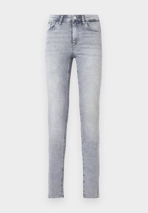 Jean skinny gris clair en denim, présentant une taille haute, des passants de ceinture et un design classique à cinq poches avec un délavage subtil.