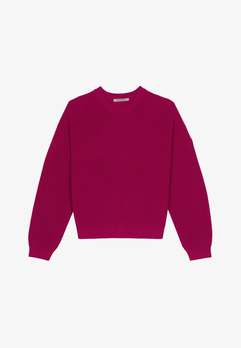 Pull en tricot côtelé magenta avec un col rond, des épaules tombantes et des manches longues. L'ourlet est court, mettant en valeur un tissu texturé.