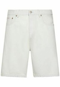 Short en denim blanc avec poches avant, passants de ceinture et fermeture par bouton, présenté sur un fond blanc uni.