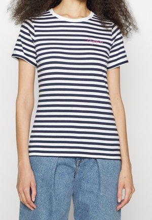 Marineblauw-wit gestreept T-shirt van katoen, met een ronde hals en korte mouwen, en een klein roze geborduurd logo op de borst.