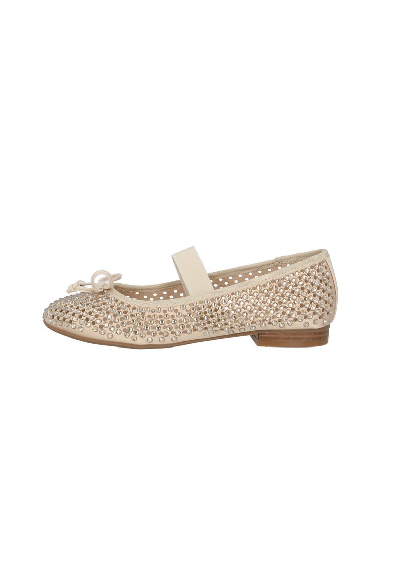 Bailarina en cuero sintético beige con brillantes adornos de strass, punta redondeada y un lazo decorativo. Presenta un tacón bajo en bloque y una correa.