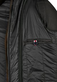 Schwarze gepolsterte Jacke mit glatter Textur, ausgestattet mit einem Frontreißverschluss, einer Tasche mit einem Knopfdetail und einem braunen Futter.